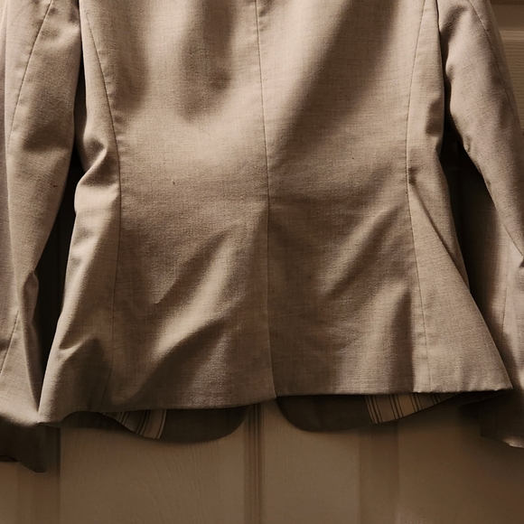 Tahari suit size 4 - Picture 3 of 8